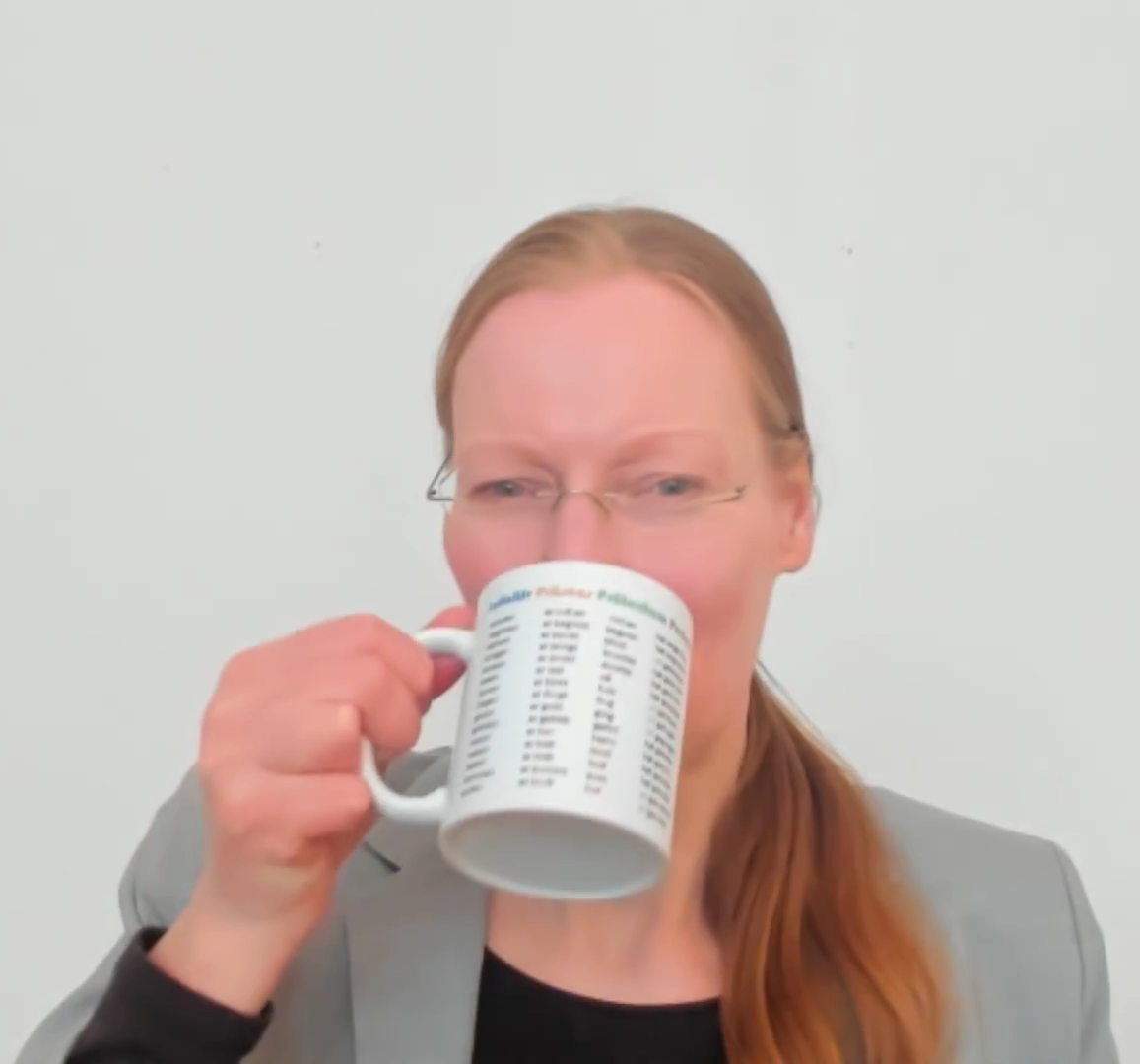 Tasse mit deutscher Grammatik - die wichtigsten unregelmäßigen Verben